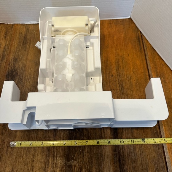 FRIGIDAIRE 243297611 Refrigerator Ice Maker (A21755301) New - Picture 2 of 5